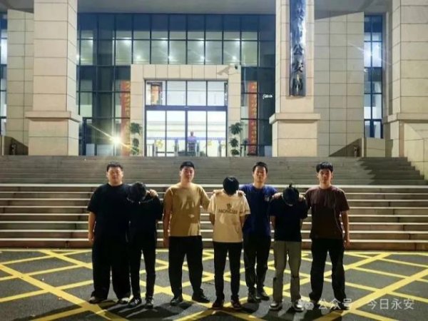 宜人配资 4名男子向小学生借电话手表，被警方抓了