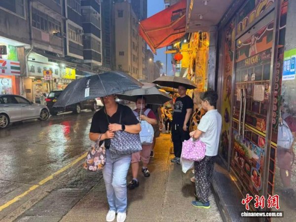 首胜证券 台风“塔巴”逼近 香港发出“八号风球”
